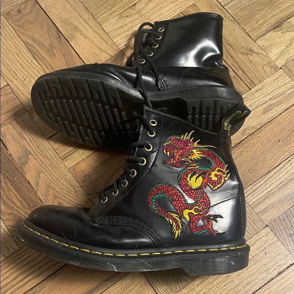 Dr. Martens Black Boots  Red and Green Dragon Embroidery size men’s 8 worn rare